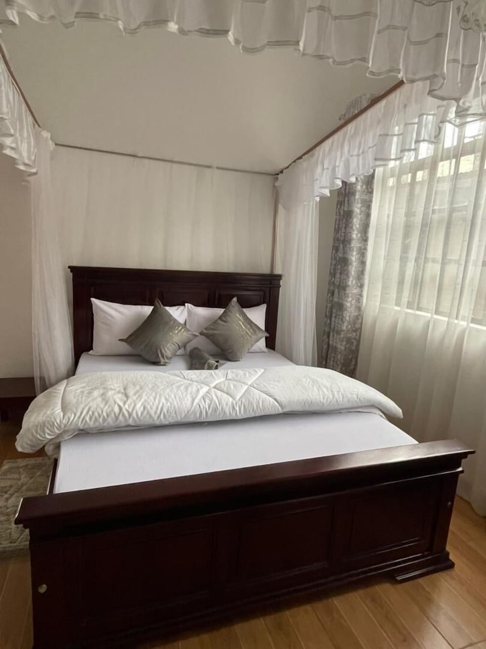 Desk, laptop workspace, iron/ironing board, free WiFi