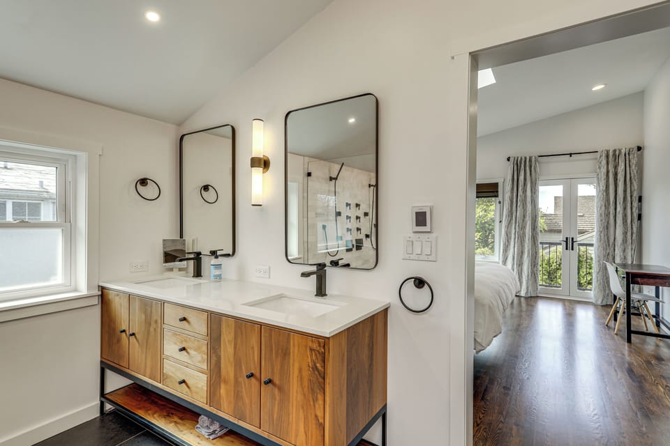 Modern Broadway Luxury: Spacious Seattle Home! Cottage in Capitol Hill
