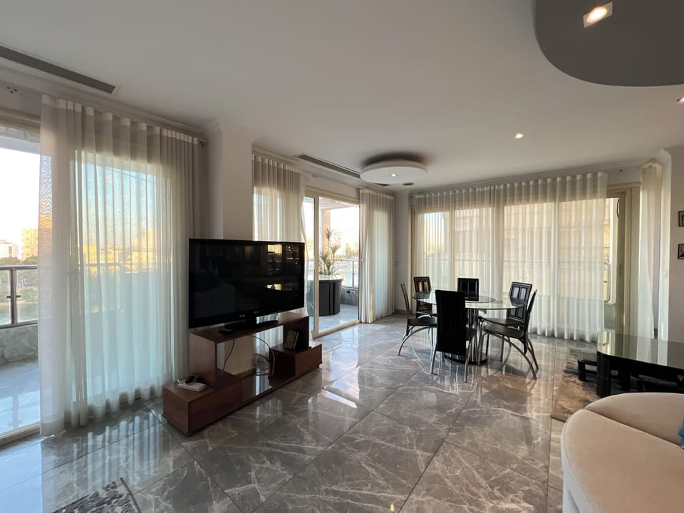 Deluxe Apartment, 3 Bedrooms, Private Bathroom, River View | Living area