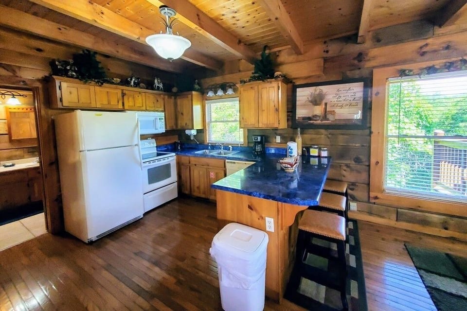 Cabin, 4 Bedrooms | Private kitchen | Coffee/tea maker, fridge, oven, toaster