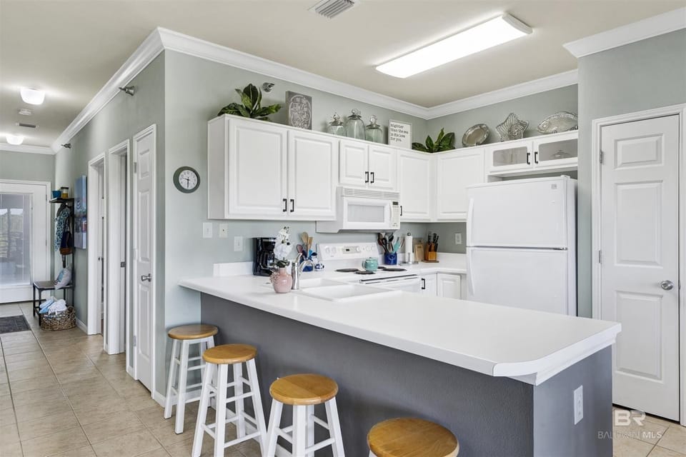 Condo, 2 Bedrooms | Private kitchen | Fridge, oven, coffee/tea maker