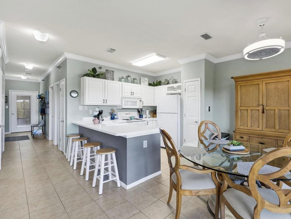 Condo, 2 Bedrooms | Dining