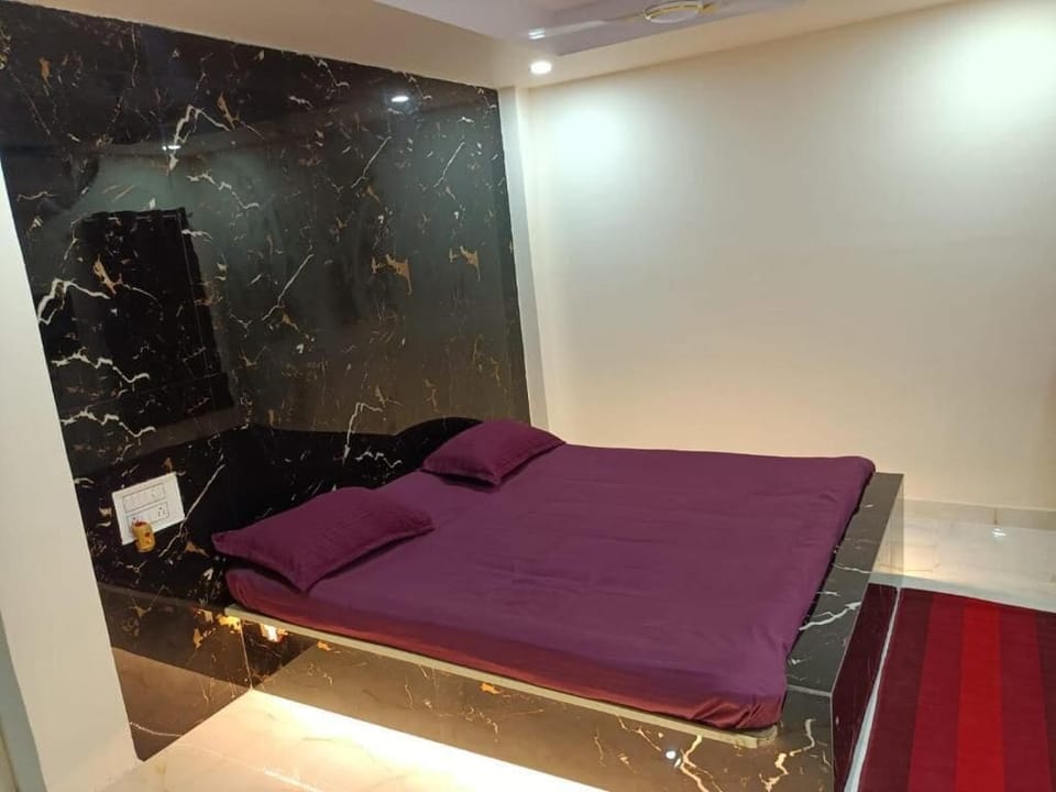 Desk, iron/ironing board, WiFi (free)