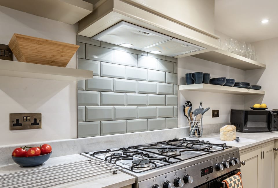 1 Rose Cottage, Shipton Gorge: The range cooker with gas hob
