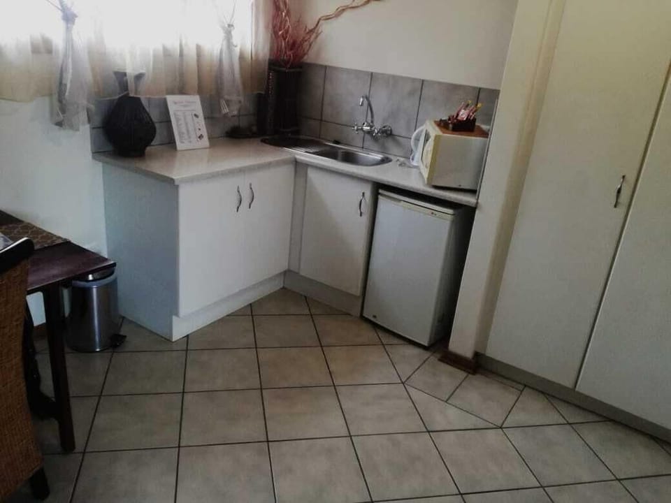 Economy Double or Twin Room, Balcony, Garden View | Private kitchen | Mini-fridge, microwave