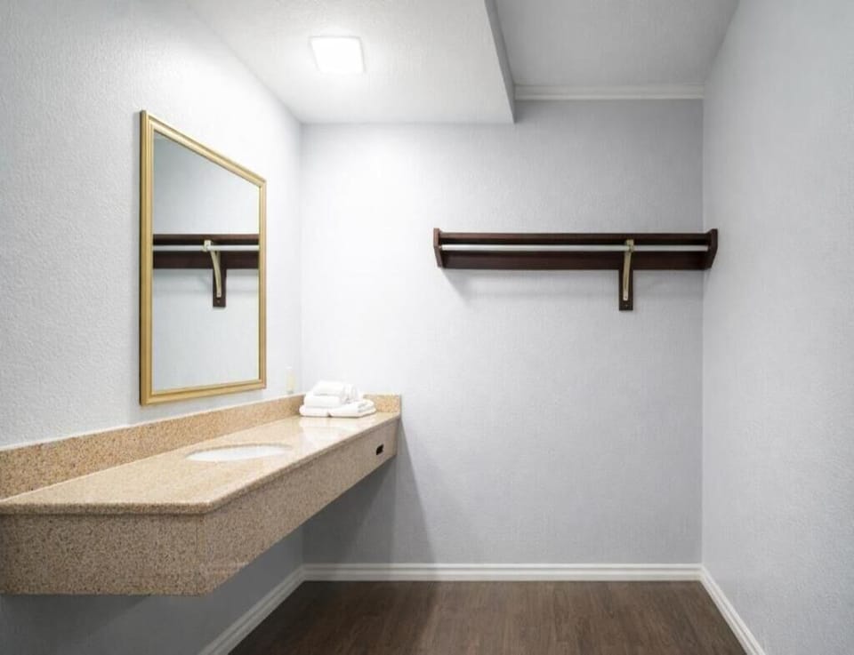 Comfort Room, One king Bed, Non-smoking image 5