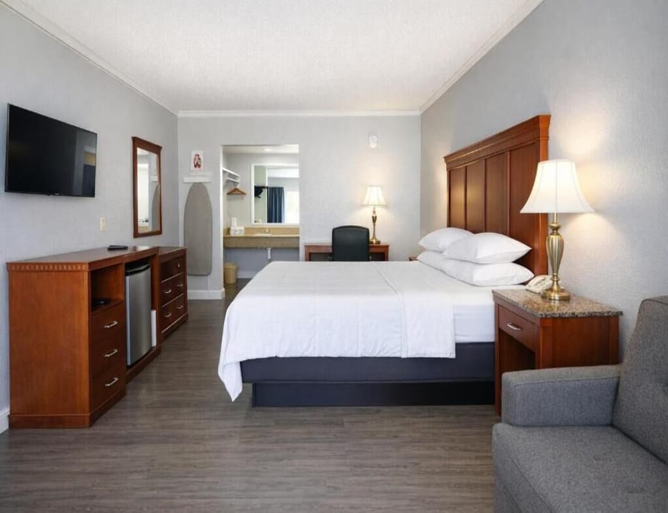 Comfort Room, One king Bed, Non-smoking image 3