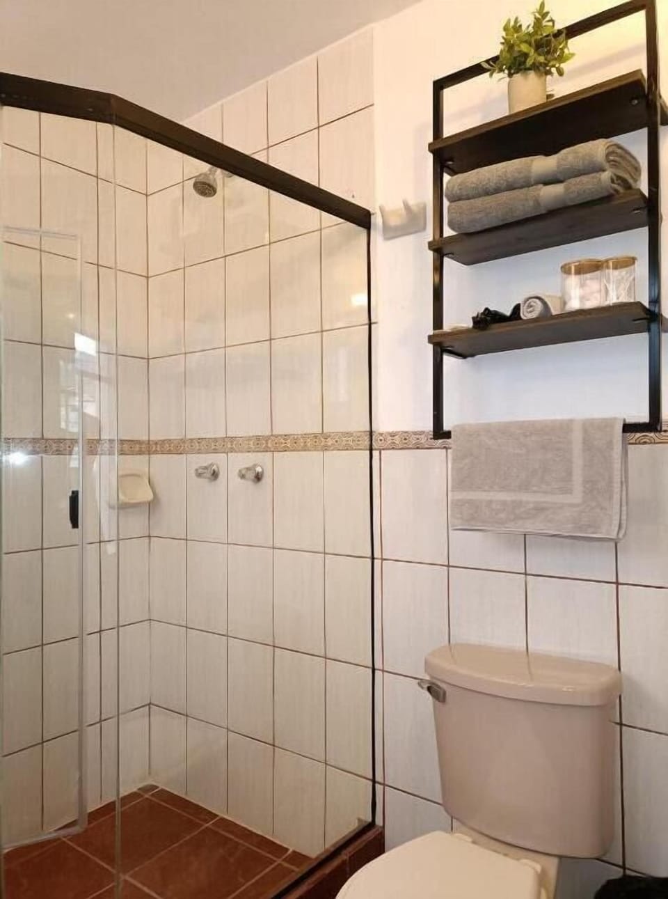 Superior Double Room, 1 King Bed, Courtyard View | Bathroom | Hair dryer, towels, soap, shampoo