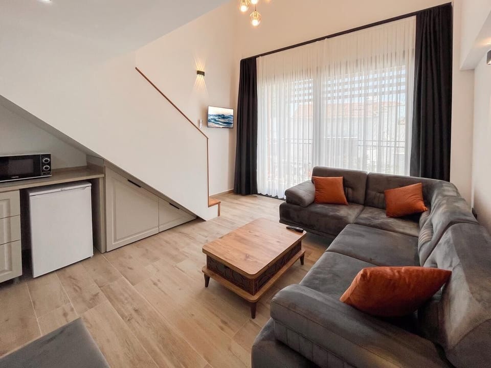 Classic Apartment, Ocean View | Living area