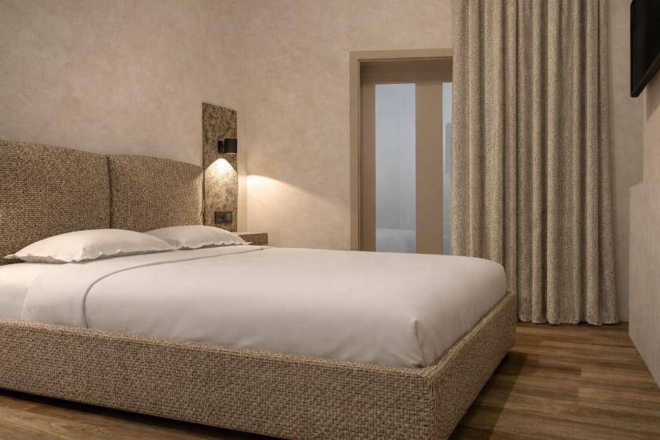 Luxury Double Room, Balcony, City View | In-room safe, blackout drapes, soundproofing