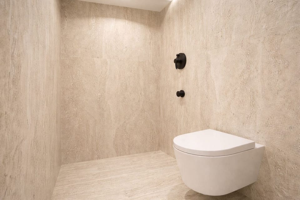 Luxury Double Room, Balcony, City View | Bathroom | Shower, towels, soap, shampoo