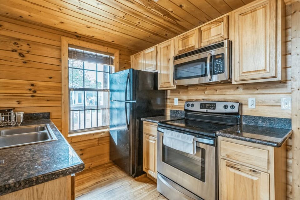Family Cabin, Pets Allowed | Private kitchen