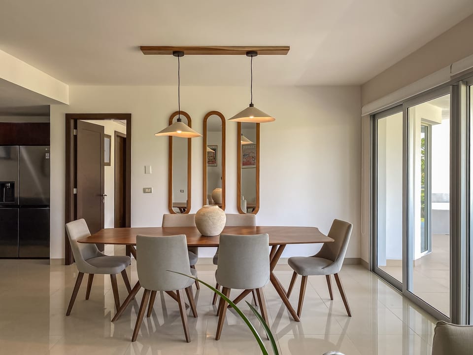 Dining table seating for the whole family