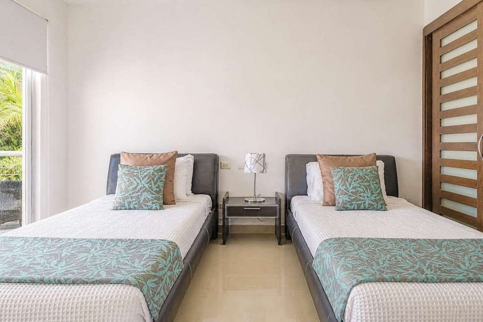 Bright studio with two twin beds