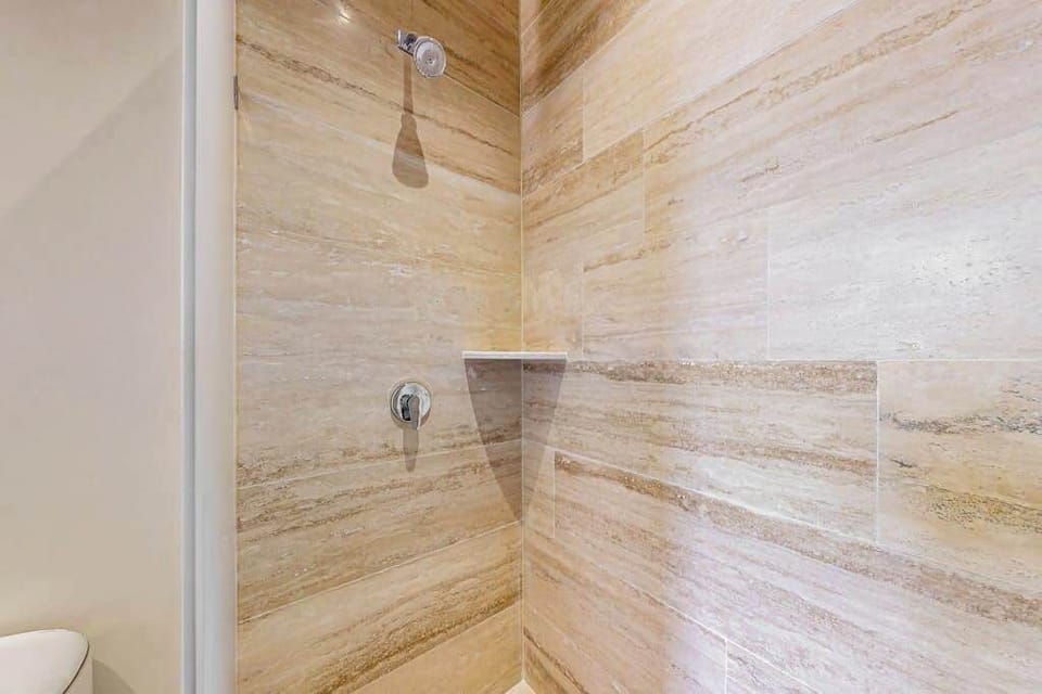 Full bathroom with modern finishes