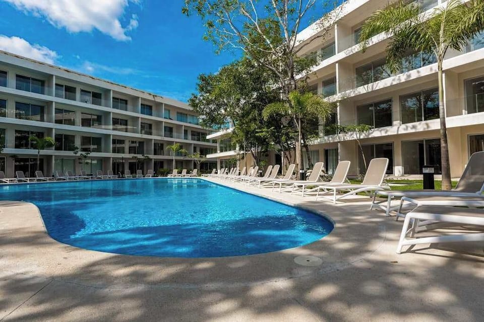 Shared pool and building