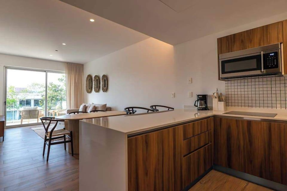 Fully equipped kitchen with breakfast island
