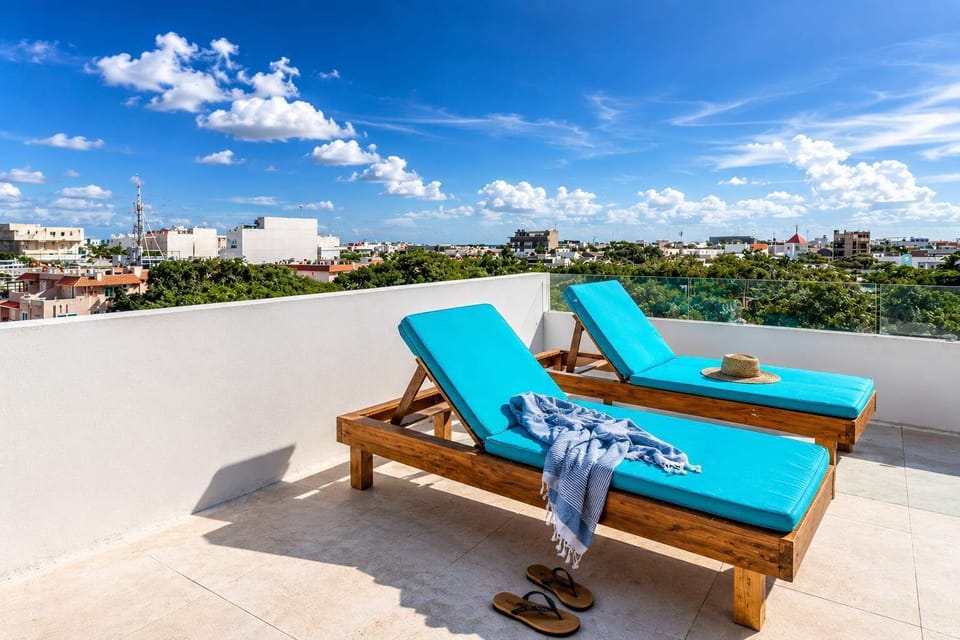 Shared rooftop pool with sun loungers (communal)