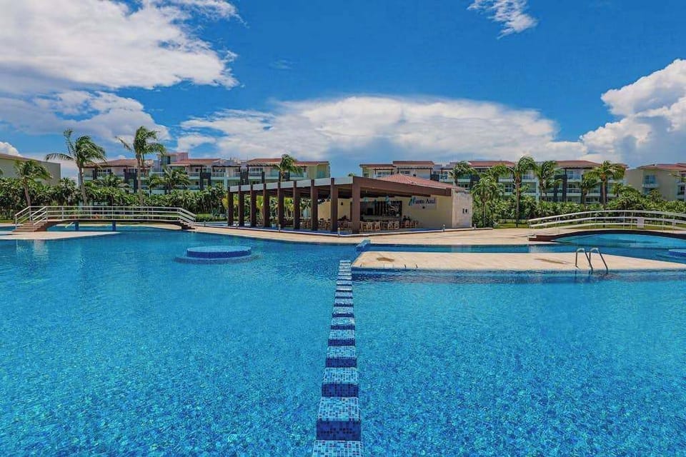 Communal pool overlooking the beach (shared)