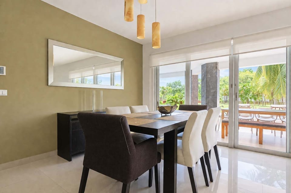 Dining area beside the kitchen