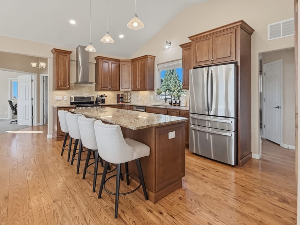 Large chefs kitchen with island seating for 4.