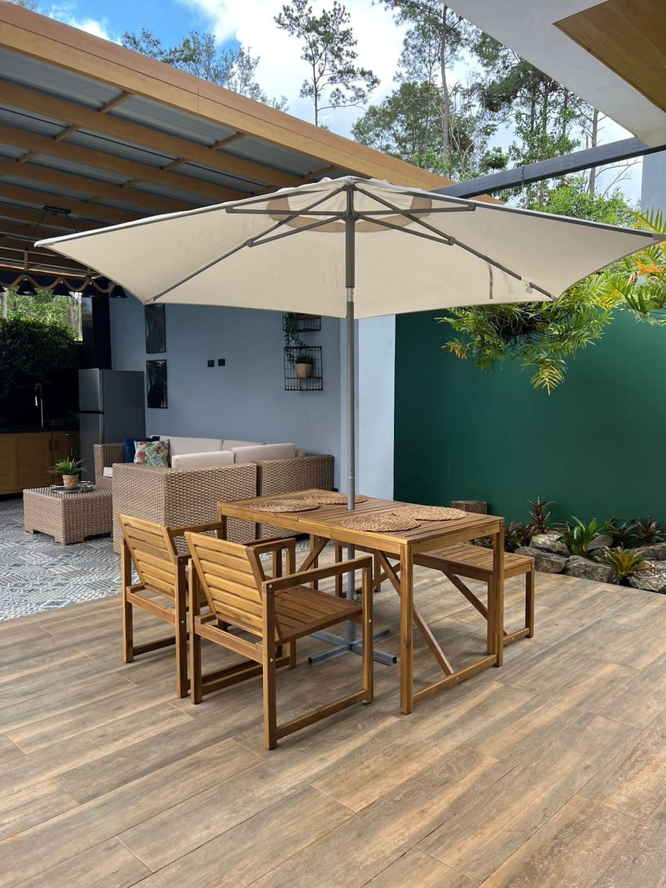 Outdoor dining