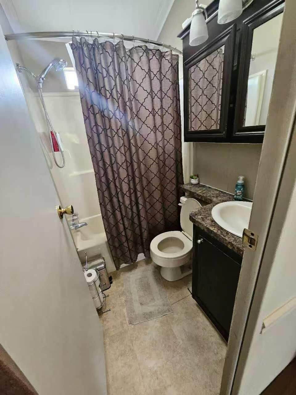 Comfort Mobile Home, 2 Bedrooms, Air conditioning, Lake View | Bathroom | Free toiletries, soap, toilet paper