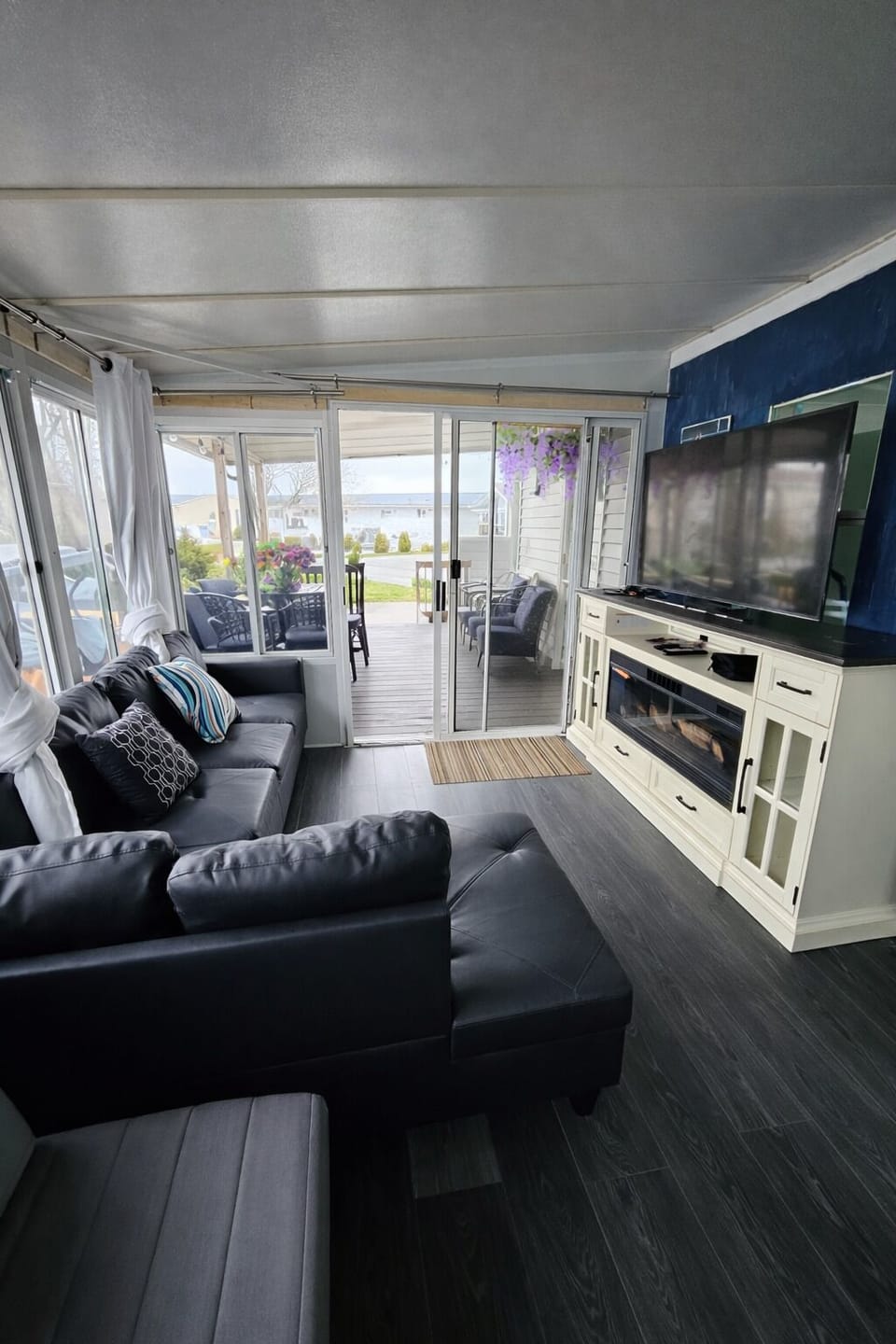 Comfort Mobile Home, 2 Bedrooms, Air conditioning, Lake View | Living area