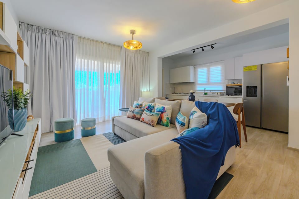 Deluxe Apartment, 2 Bedrooms, Partial Sea View | Living area