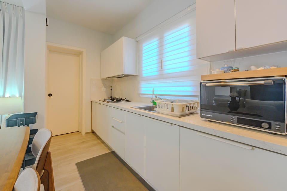 Deluxe Apartment, 2 Bedrooms, Partial Sea View | Private kitchen