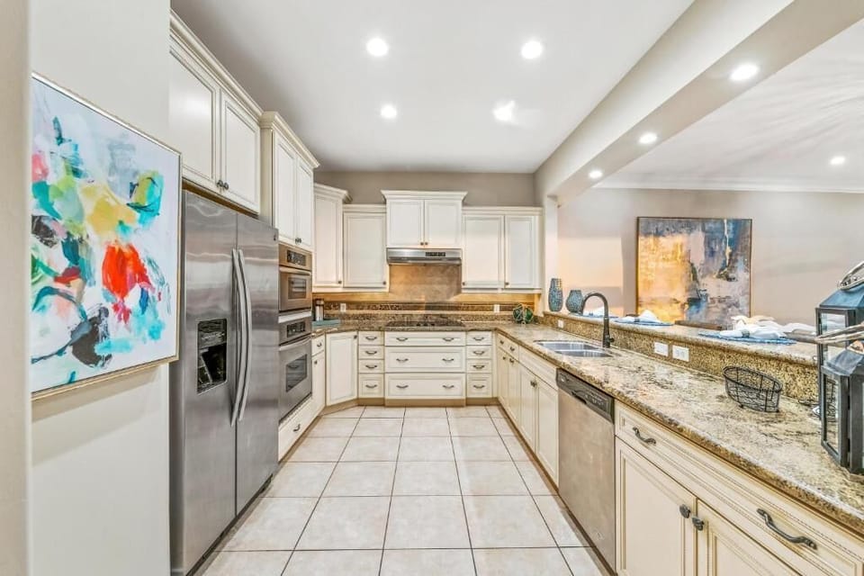 Deluxe Condo, 3 Bedrooms, Beach View, Beachfront | Private kitchen
