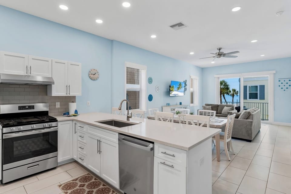 Premier Apartment, 4 Bedrooms, Beachside | Private kitchen