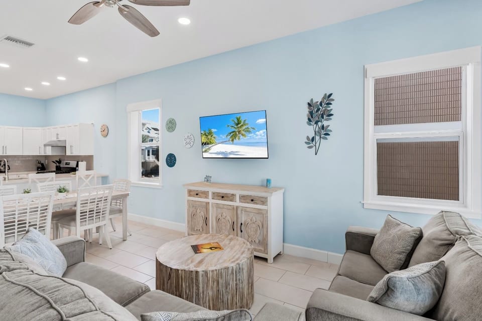 Premier Apartment, 4 Bedrooms, Beachside | Living area