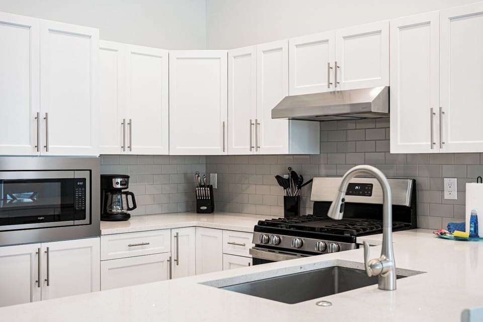 Premier Apartment, 4 Bedrooms, Beachside | Private kitchen