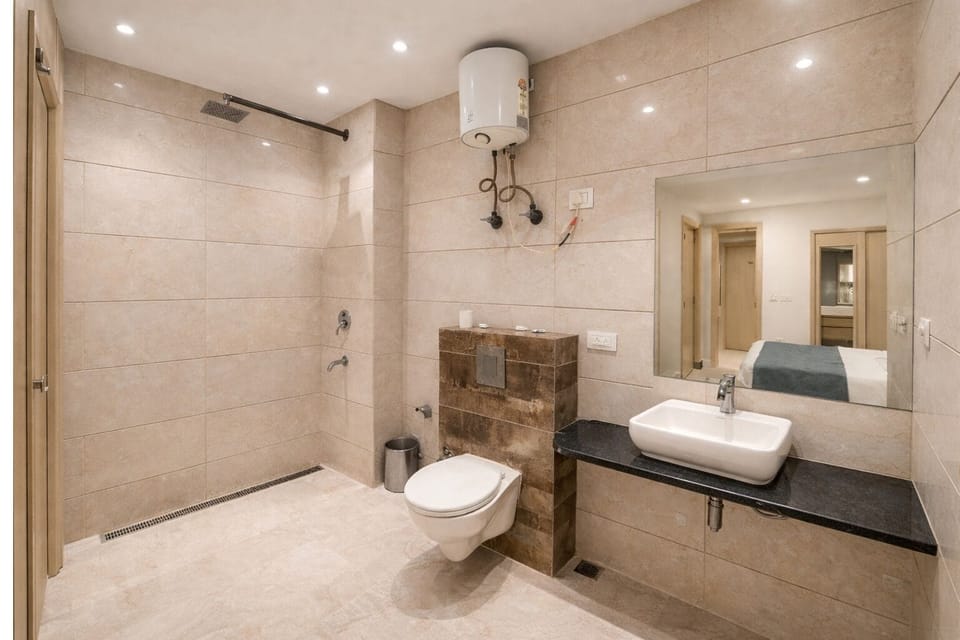Deluxe Room, 1 King Bed | Bathroom | Shower, designer toiletries, hair dryer, slippers