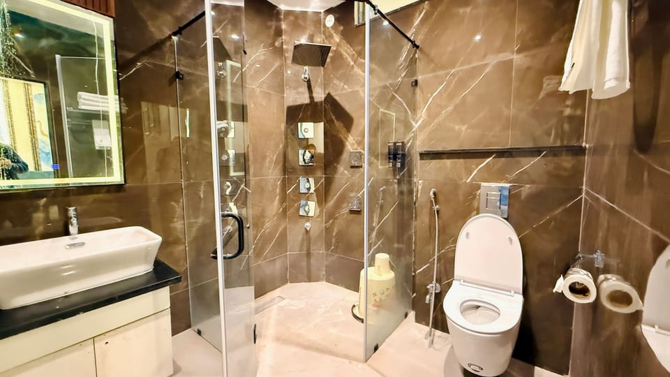 Premium Room | Bathroom | Shower, free toiletries, hair dryer, slippers