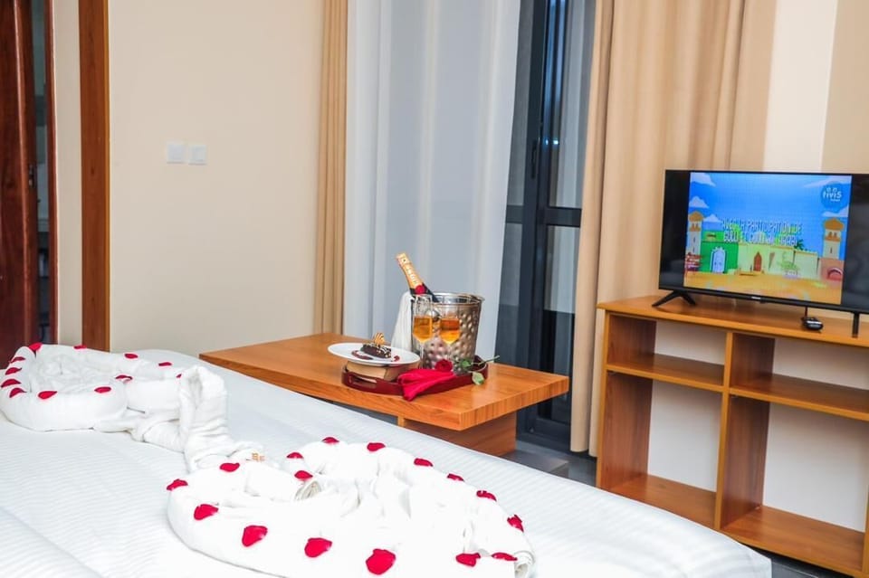 Junior Suite, Mountain View | In-room safe, desk, laptop workspace, soundproofing