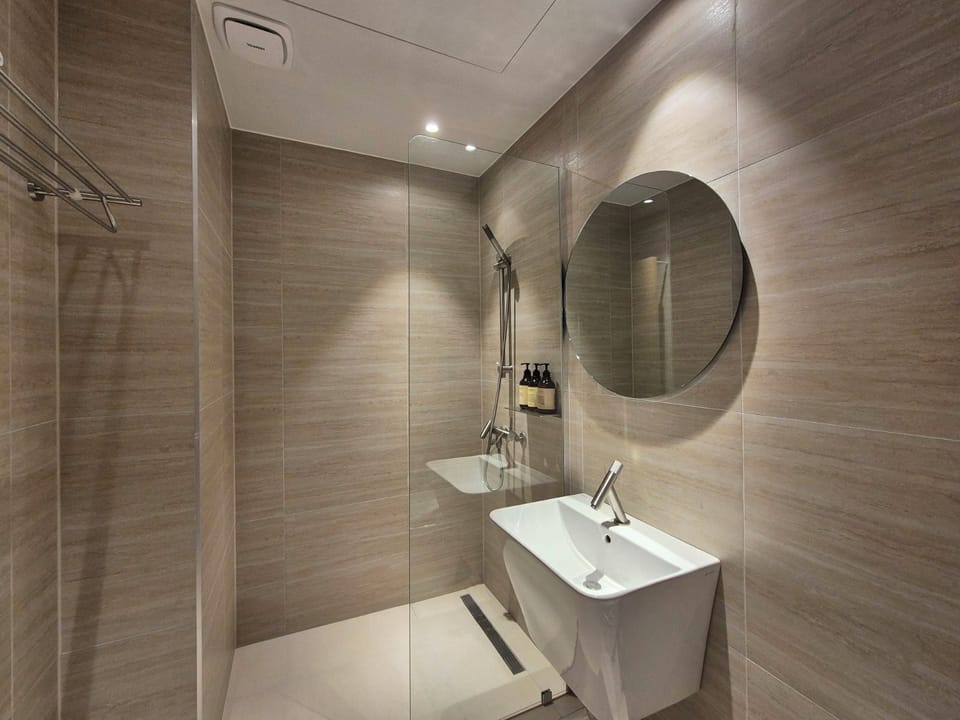 Superior Triple Room | Bathroom | Shower, hydromassage showerhead, free toiletries, hair dryer