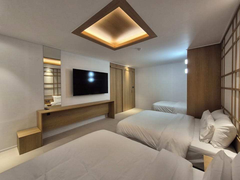 Family Suite Poolvilla | Blackout drapes, free WiFi, bed sheets