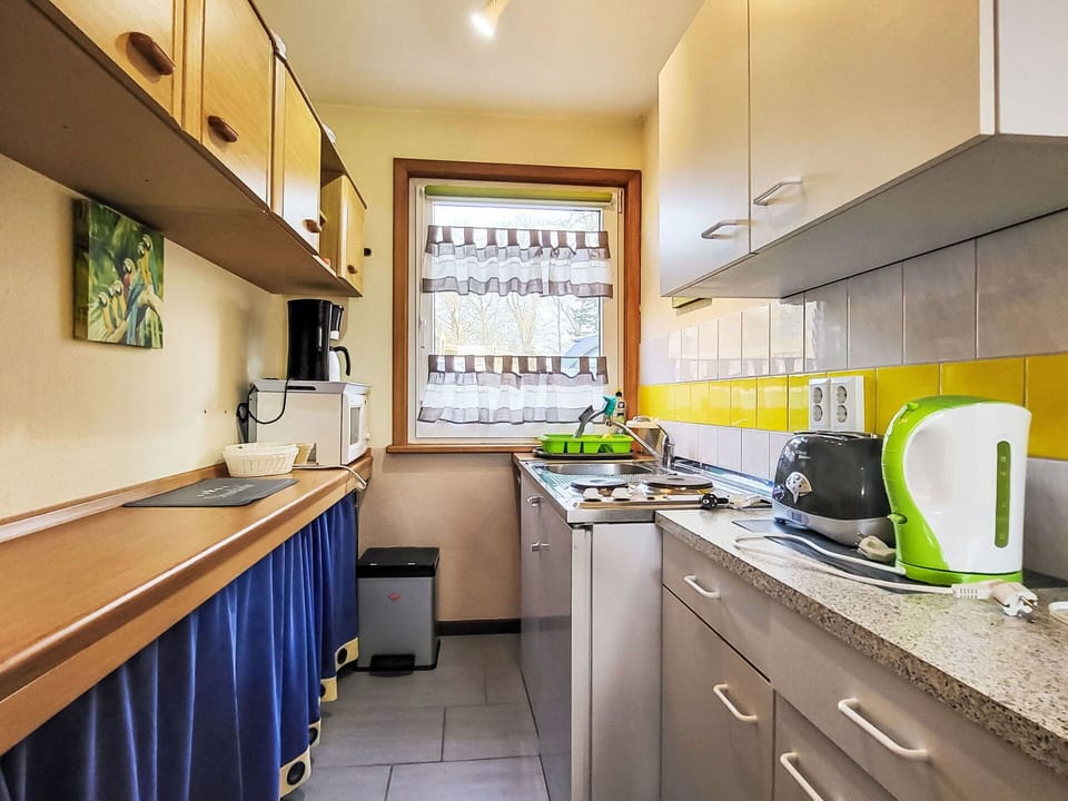 Major Appliance, Interior Design, Apartment, Kitchen Appliance, Kitchen, Room, Countertop, Home Appliance, Cabinetry, Kitchen Sink