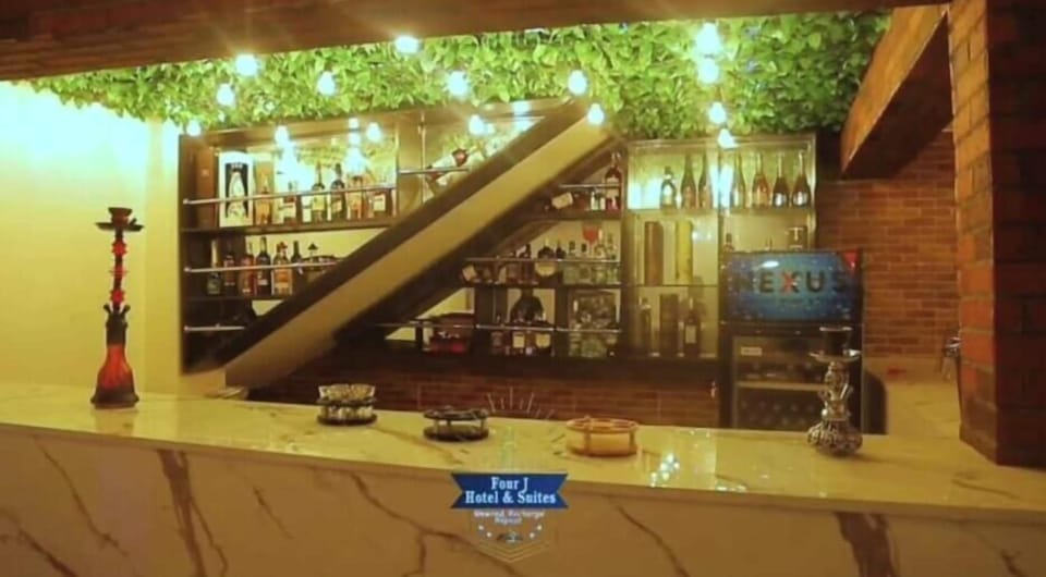 5 bars/lounges