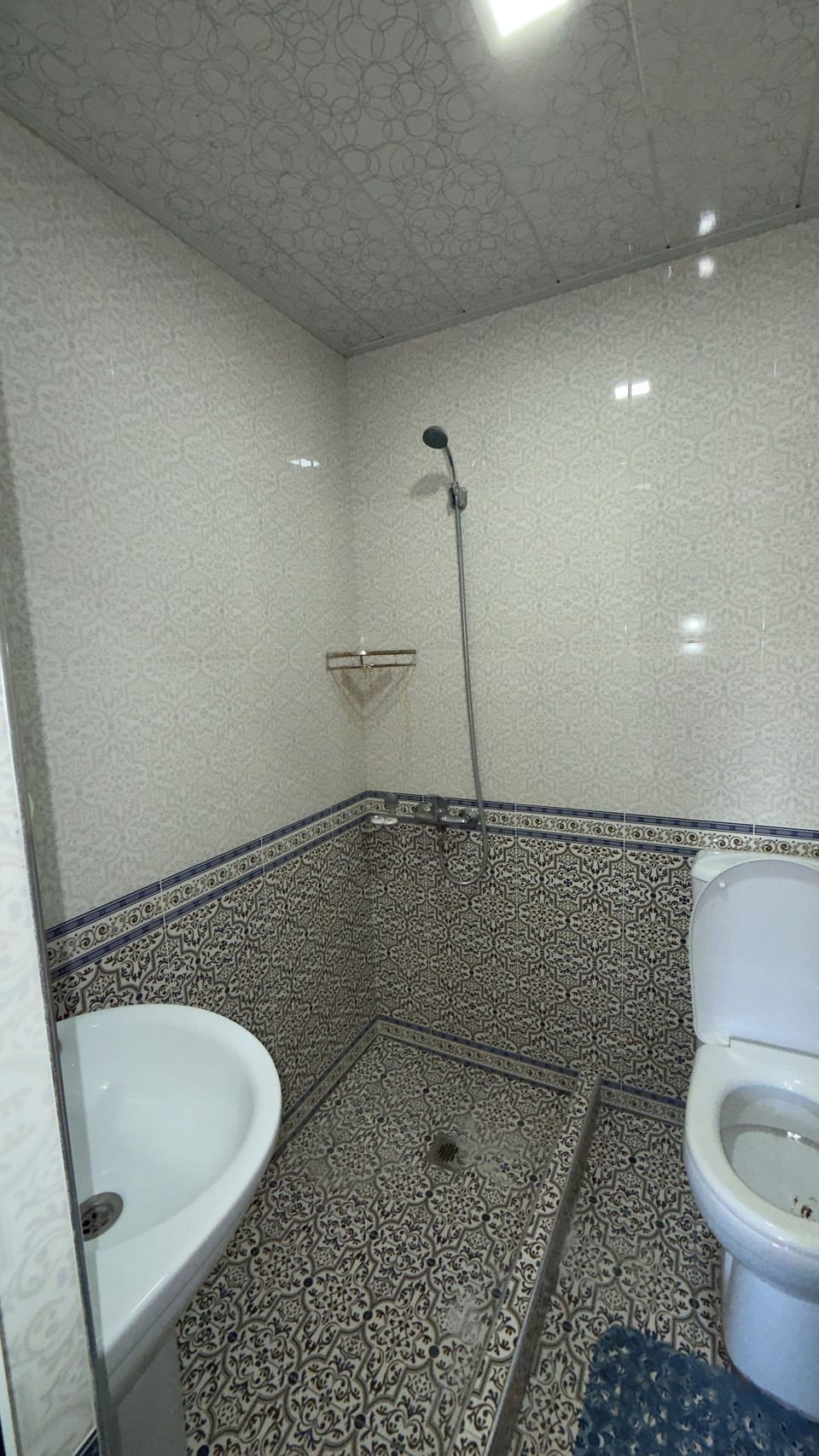 Standard Twin Room, Courtyard View | Bathroom | Shower, free toiletries, hair dryer, slippers