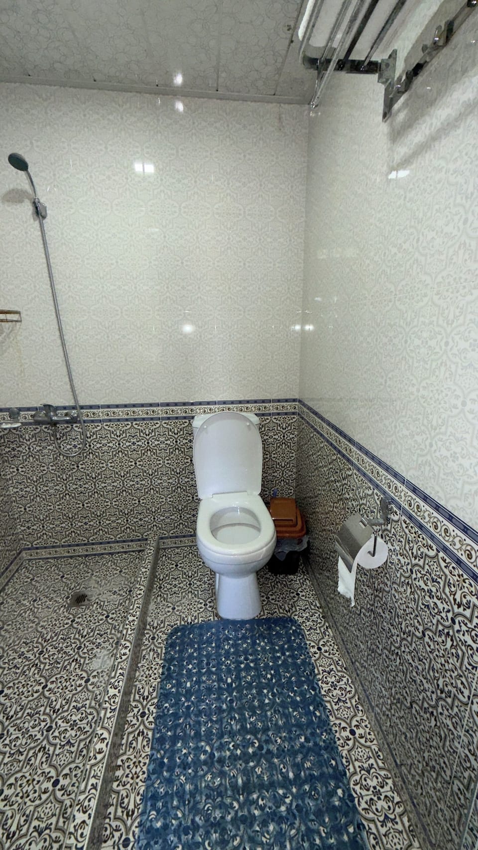 Standard Twin Room, Courtyard View | Bathroom | Shower, free toiletries, hair dryer, slippers