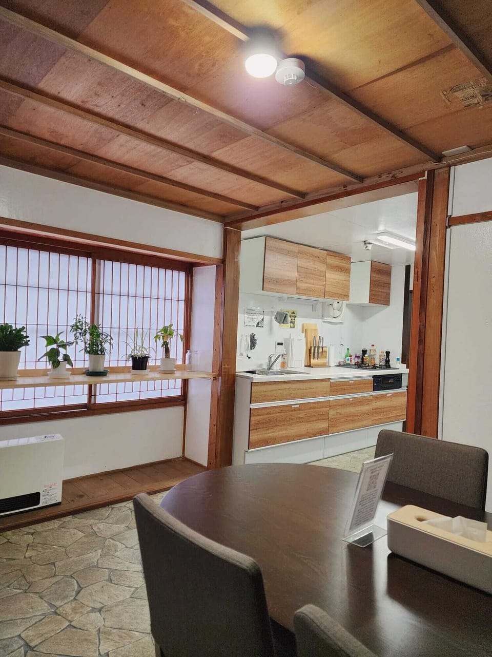 Full-size fridge, microwave, toaster, cookware/dishes/utensils