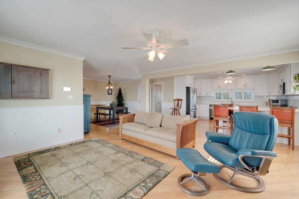 Sink into comfy furnishings and spend time together without ever feeling crowded.