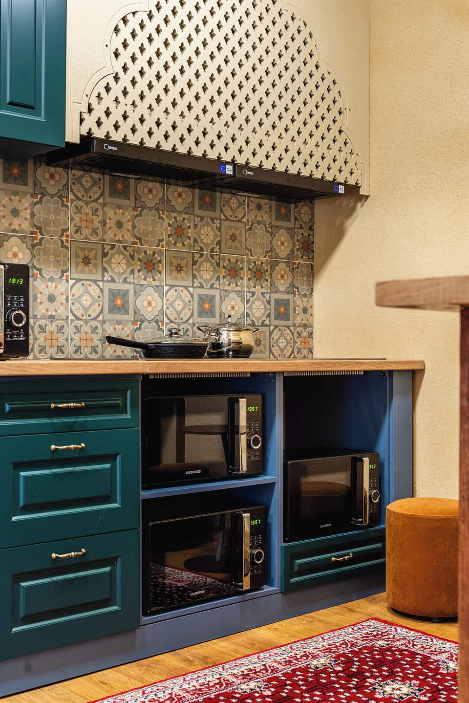 Microwave, oven, stovetop, cookware/dishes/utensils