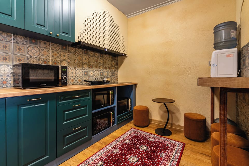 Comfort Single Room, 1 Large Twin Bed, Non Smoking, Housekeeping | Shared kitchen | Microwave, oven, stovetop, cookware/dishes/utensils