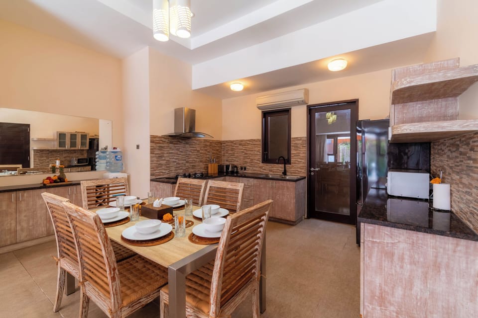 Family Villa | Private kitchen | Microwave, stovetop, cookware/dishes/utensils