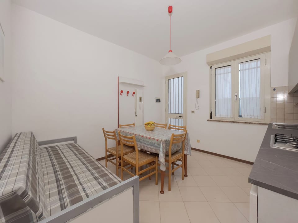 Apartment, 1 Bedroom, Balcony, City View | Dining room