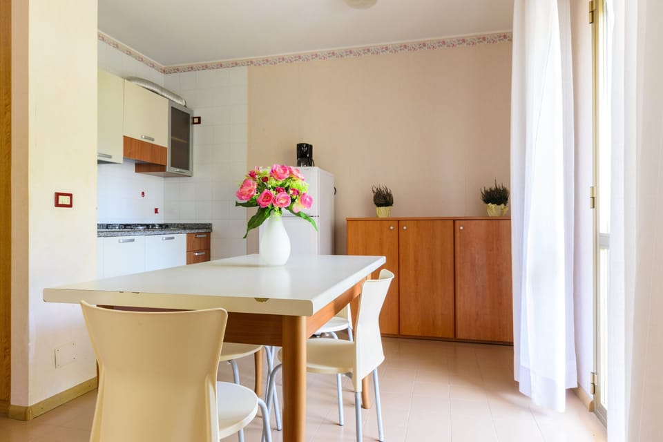 Apartment, 1 Bedroom, Balcony, City View | Dining room
